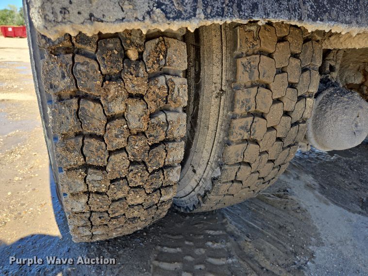 image for item DV1307 2001 International 4700 water truck