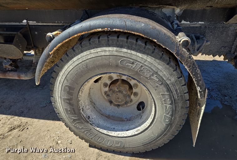 image for item DV1307 2001 International 4700 water truck