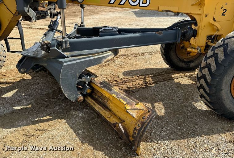image for item DV1848 2008 John Deere 770D motor grader