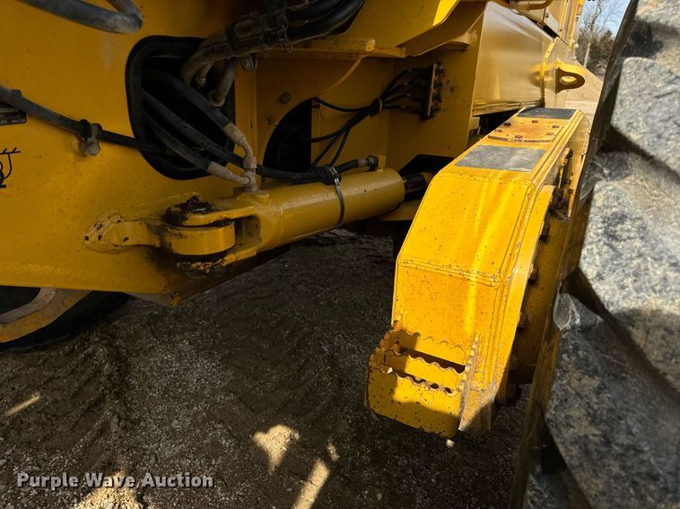 image for item DV1848 2008 John Deere 770D motor grader