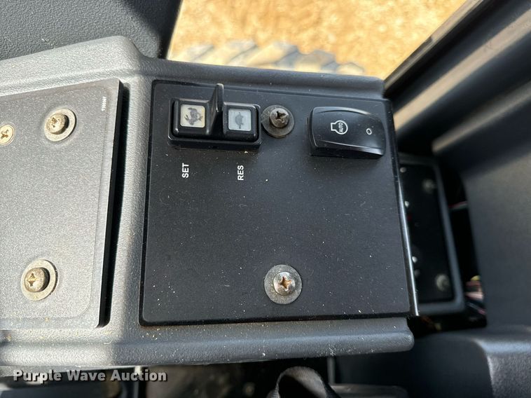 image for item DV1848 2008 John Deere 770D motor grader