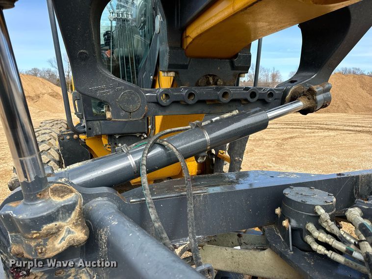 image for item DV1849 2016 John Deere 672G motor grader