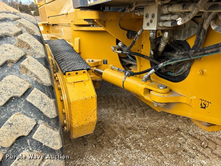 image for item DV1849 2016 John Deere 672G motor grader