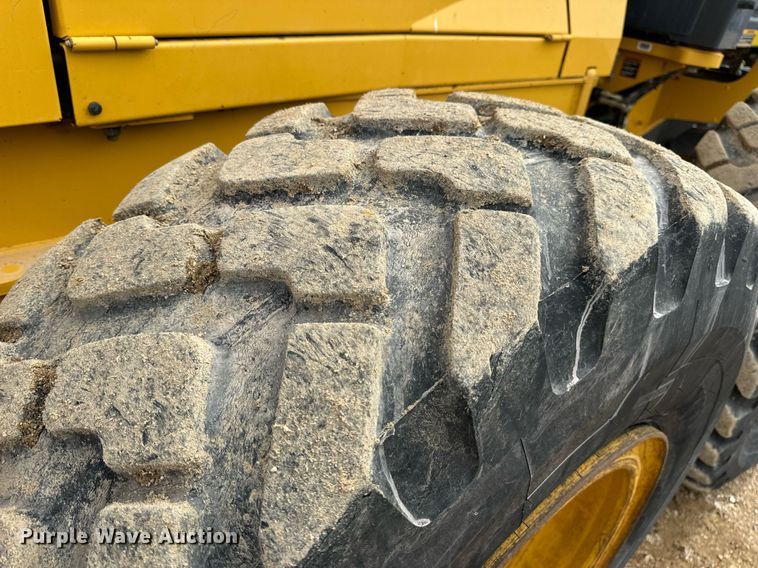 image for item DV1849 2016 John Deere 672G motor grader