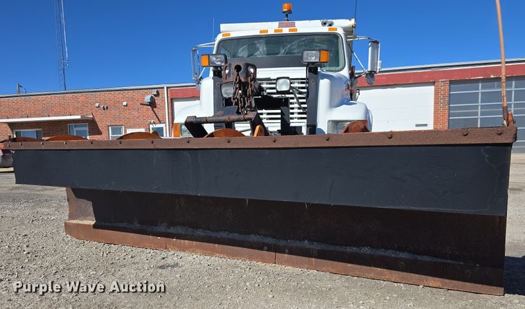 image for item DW3127 2001 International 4700 dump truck