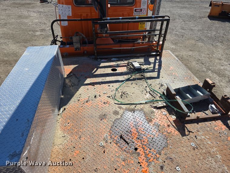 image for item DW3128 2001 International 4700 bucket truck