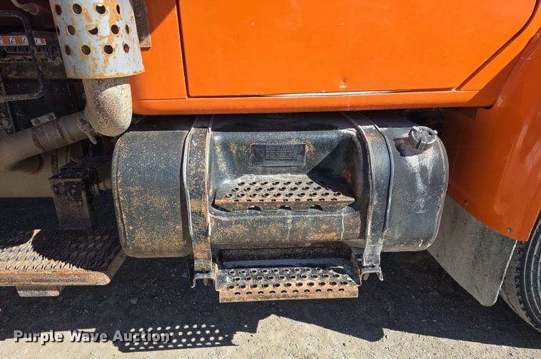 image for item DW3128 2001 International 4700 bucket truck