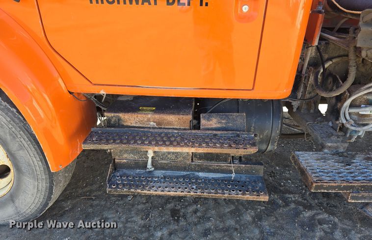 image for item DW3128 2001 International 4700 bucket truck