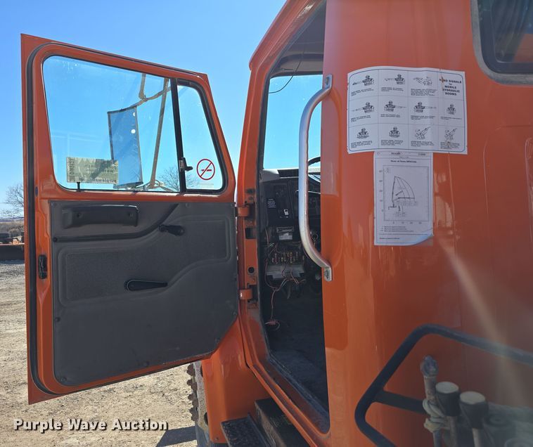 image for item DW3128 2001 International 4700 bucket truck