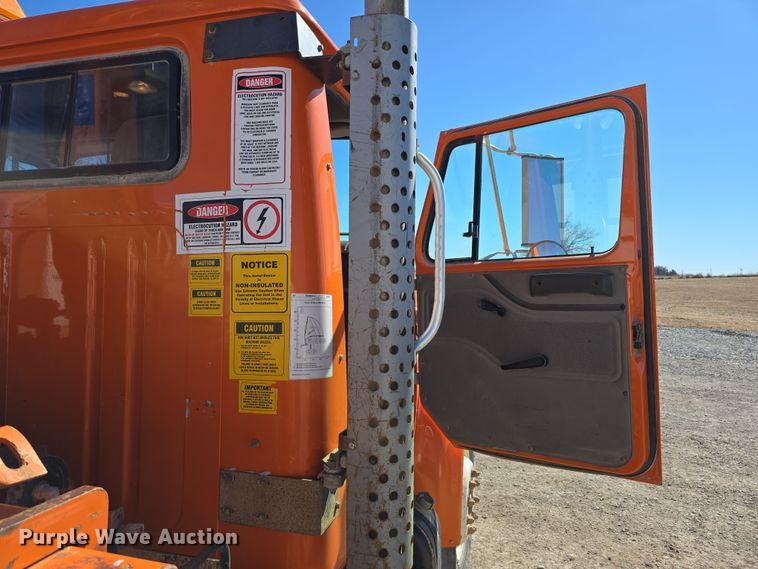 image for item DW3128 2001 International 4700 bucket truck