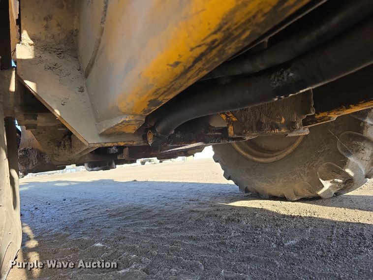 image for item DW3193 1983 John Deere 410B backhoe