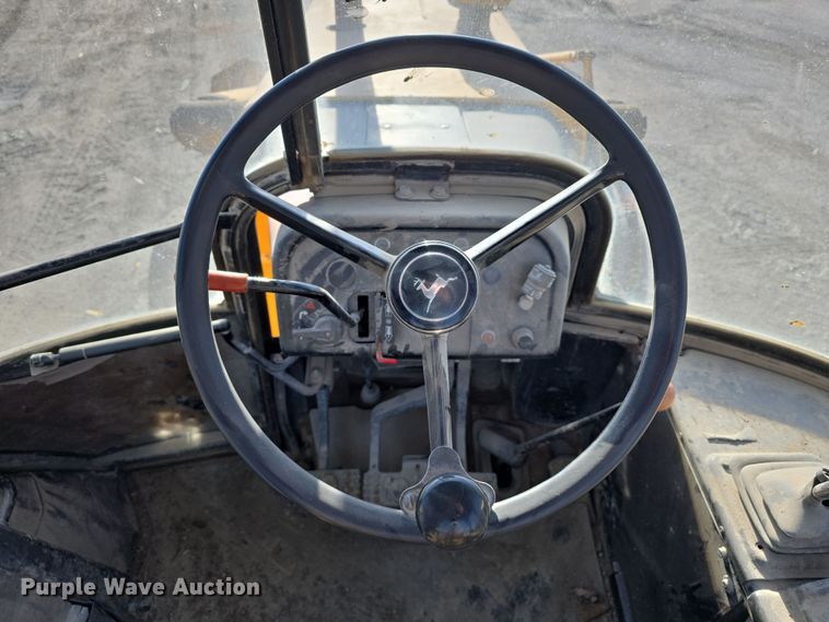 image for item DW3193 1983 John Deere 410B backhoe