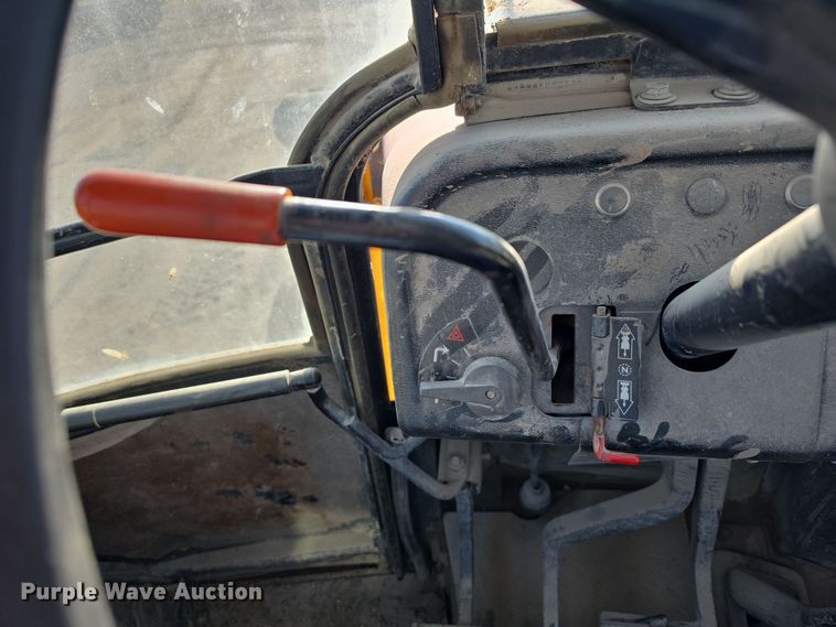 image for item DW3193 1983 John Deere 410B backhoe