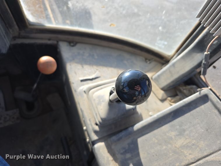 image for item DW3193 1983 John Deere 410B backhoe