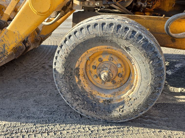 image for item DW3193 1983 John Deere 410B backhoe