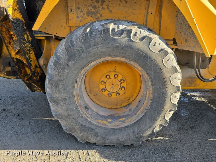 image for item DW3193 1983 John Deere 410B backhoe