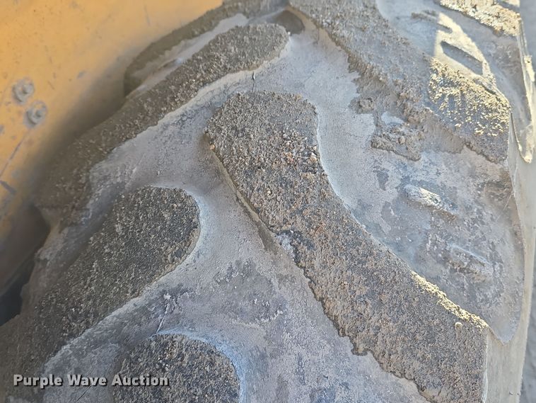 image for item DW3193 1983 John Deere 410B backhoe