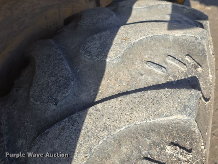 image for item DW3193 1983 John Deere 410B backhoe