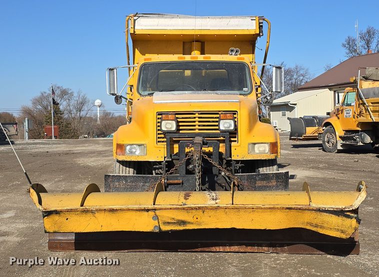 image for item DW3194 1999 International 4900 dump truck