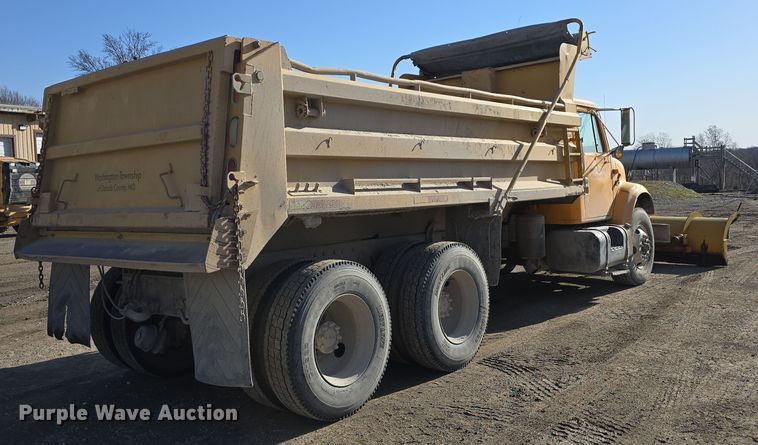 image for item DW3194 1999 International 4900 dump truck