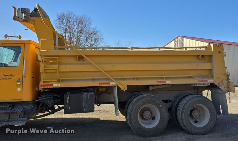 image for item DW3194 1999 International 4900 dump truck