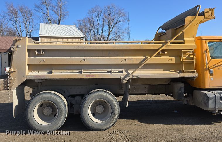 image for item DW3194 1999 International 4900 dump truck