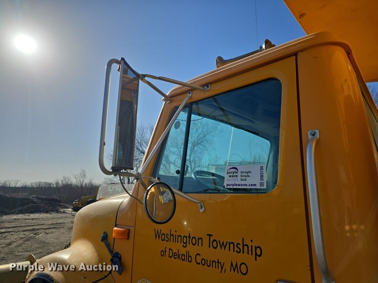 image for item DW3194 1999 International 4900 dump truck