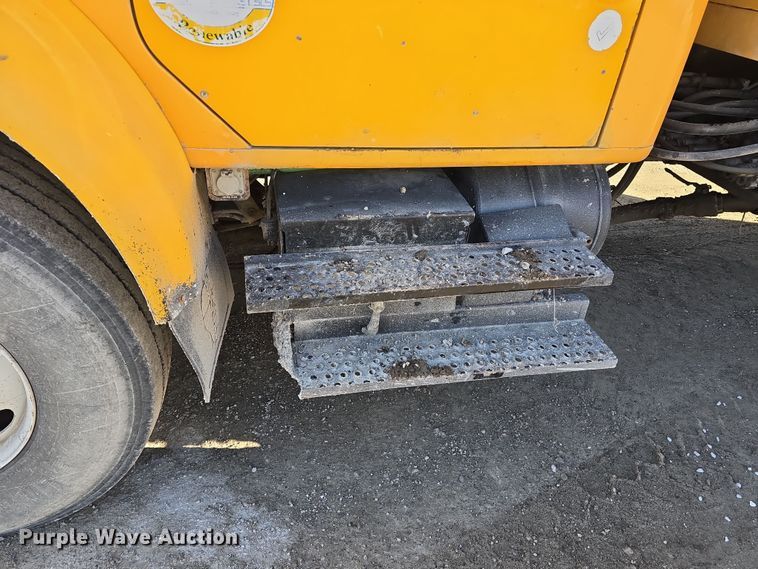 image for item DW3194 1999 International 4900 dump truck