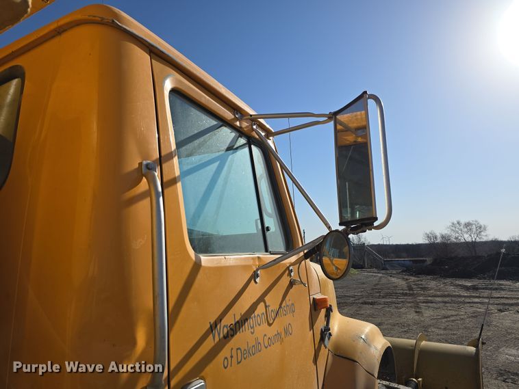 image for item DW3194 1999 International 4900 dump truck