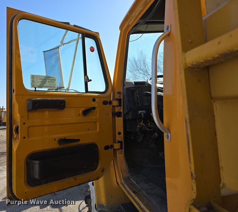 image for item DW3194 1999 International 4900 dump truck