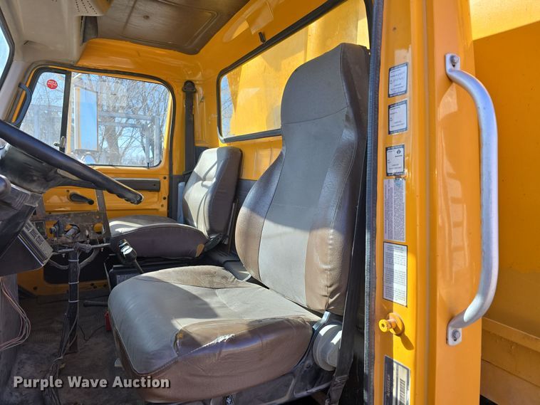 image for item DW3194 1999 International 4900 dump truck