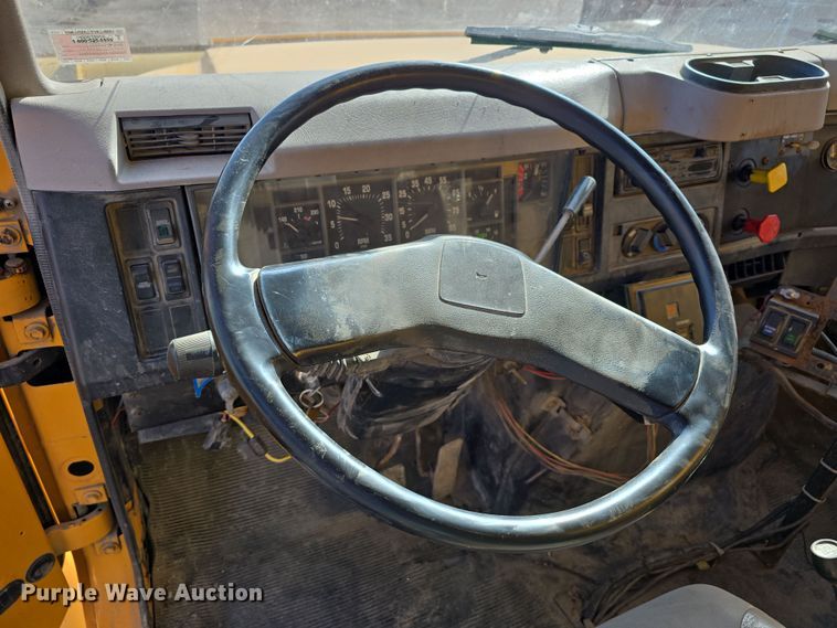 image for item DW3194 1999 International 4900 dump truck