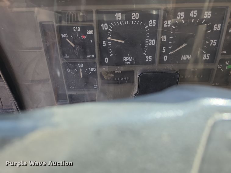 image for item DW3194 1999 International 4900 dump truck