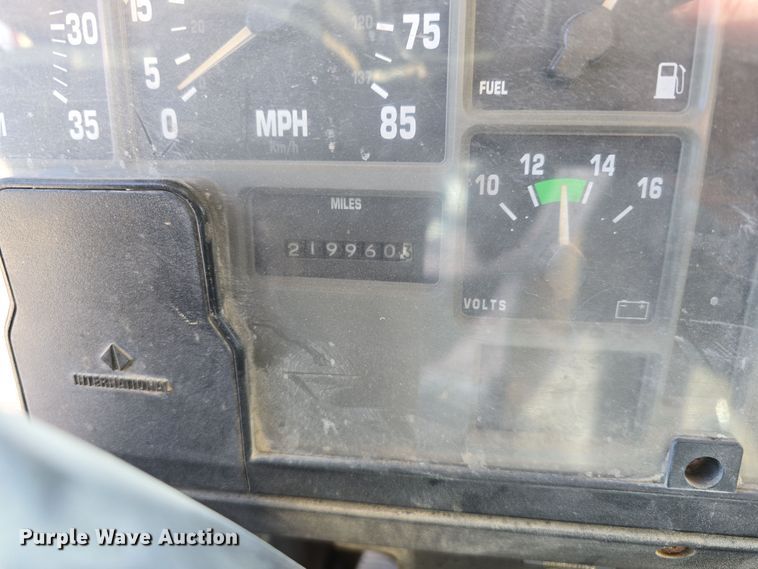 image for item DW3194 1999 International 4900 dump truck