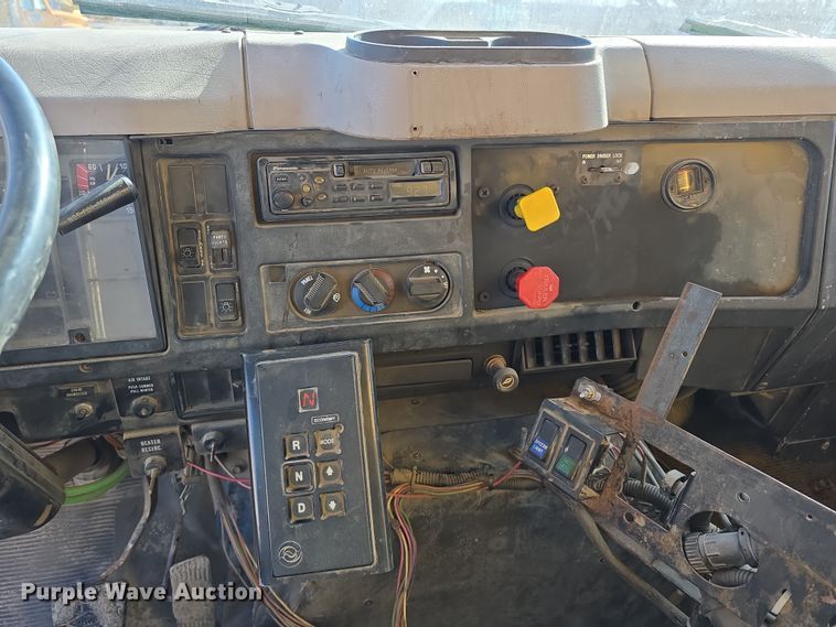 image for item DW3194 1999 International 4900 dump truck