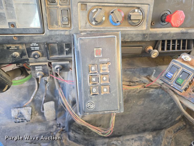 image for item DW3194 1999 International 4900 dump truck