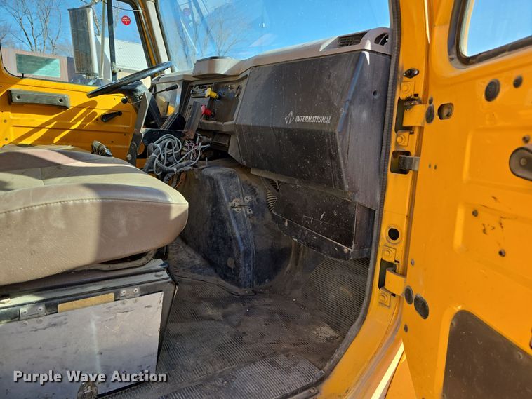 image for item DW3194 1999 International 4900 dump truck