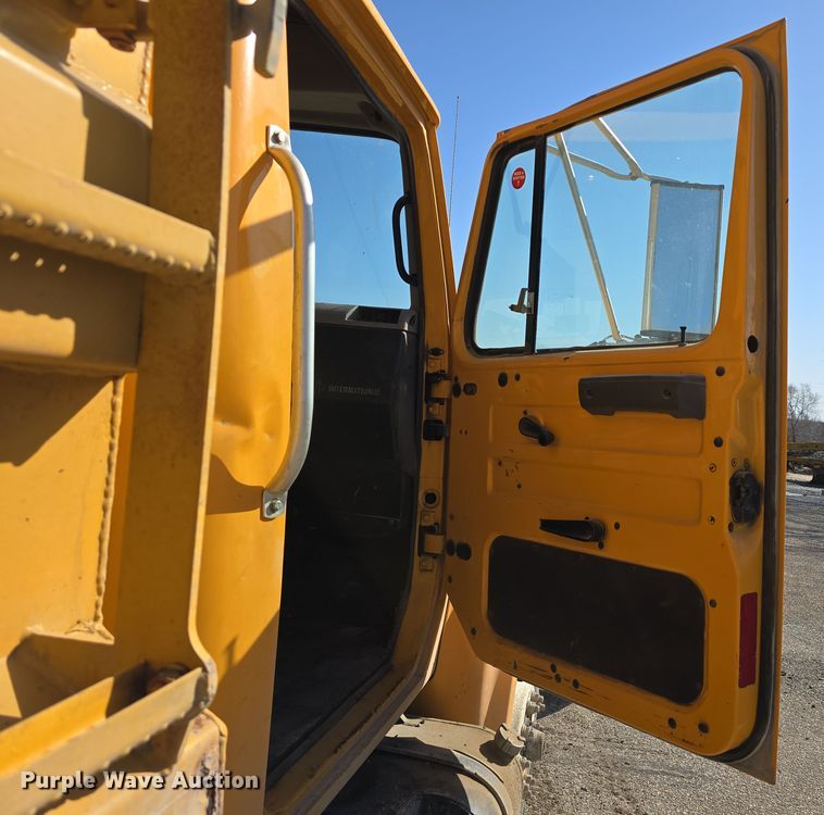 image for item DW3194 1999 International 4900 dump truck