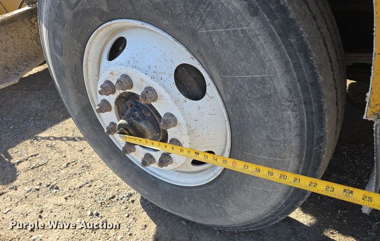 image for item DW3194 1999 International 4900 dump truck