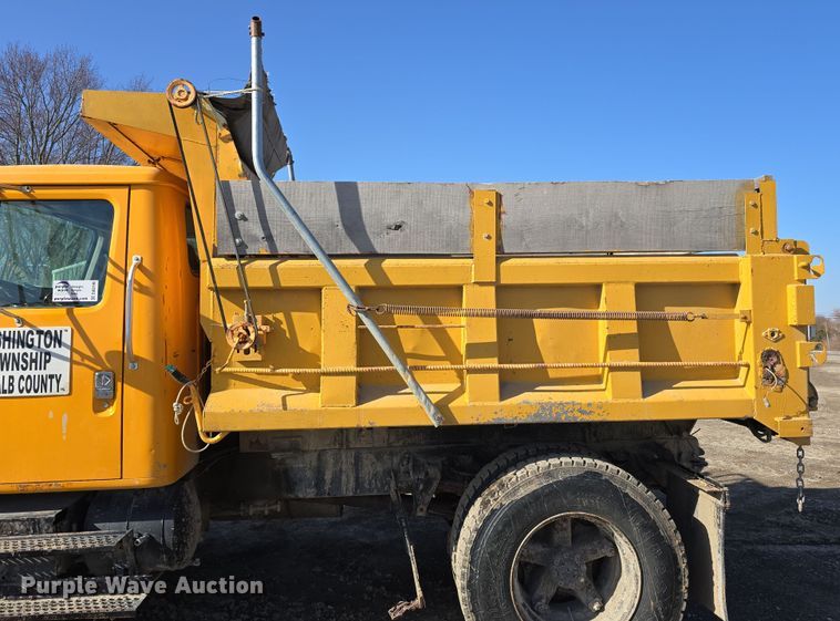image for item DW3195 1995 International 4900 dump truck