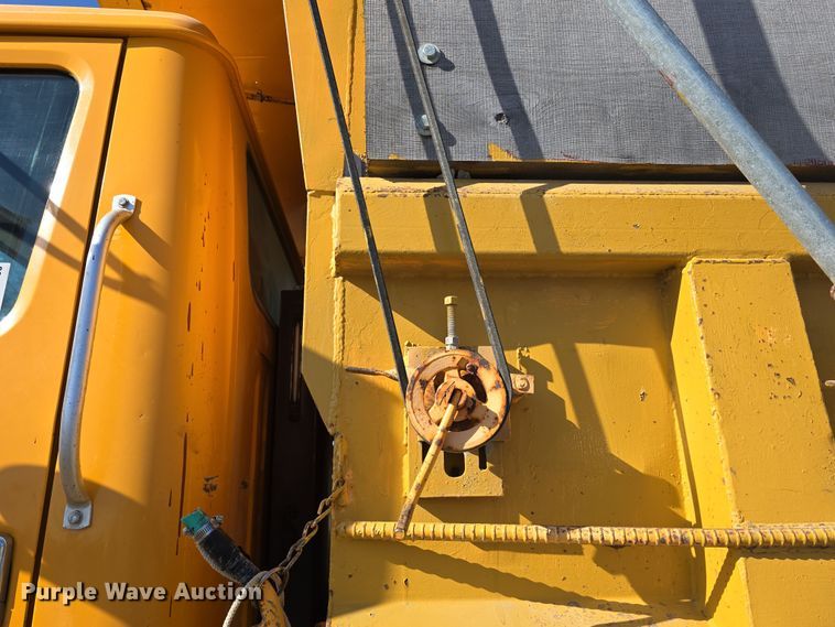 image for item DW3195 1995 International 4900 dump truck