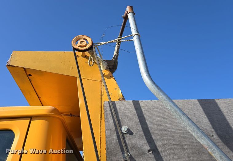 image for item DW3195 1995 International 4900 dump truck