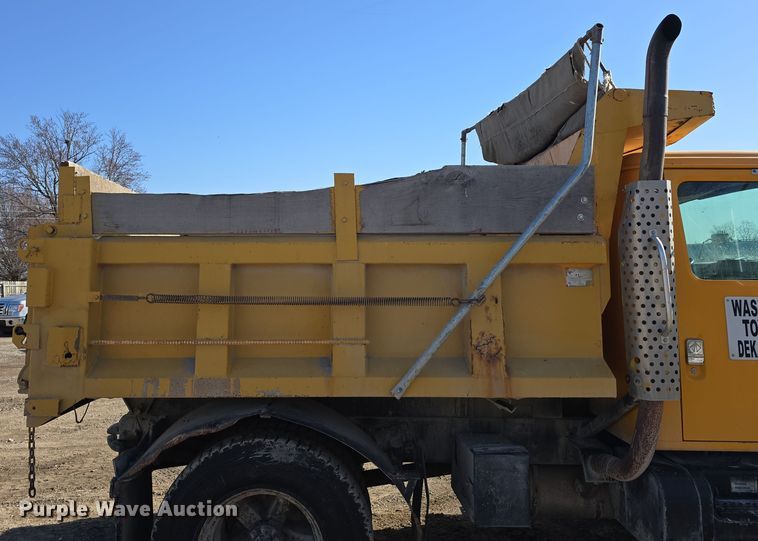 image for item DW3195 1995 International 4900 dump truck
