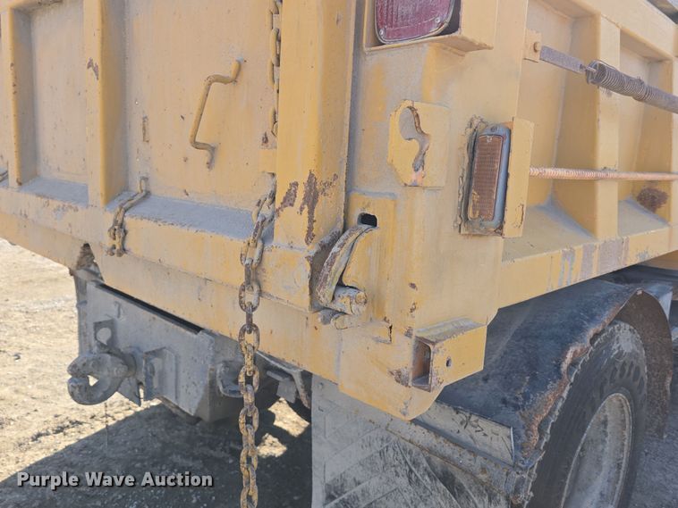 image for item DW3195 1995 International 4900 dump truck