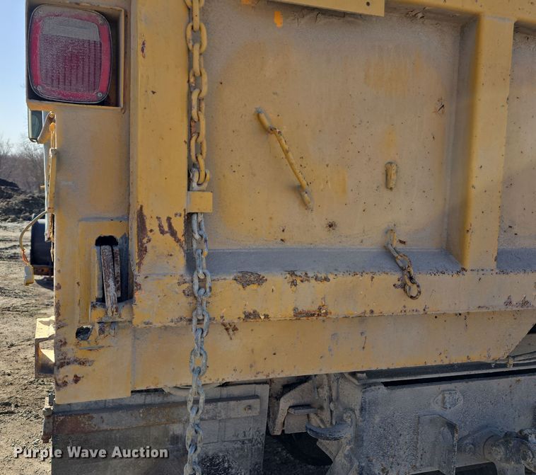 image for item DW3195 1995 International 4900 dump truck