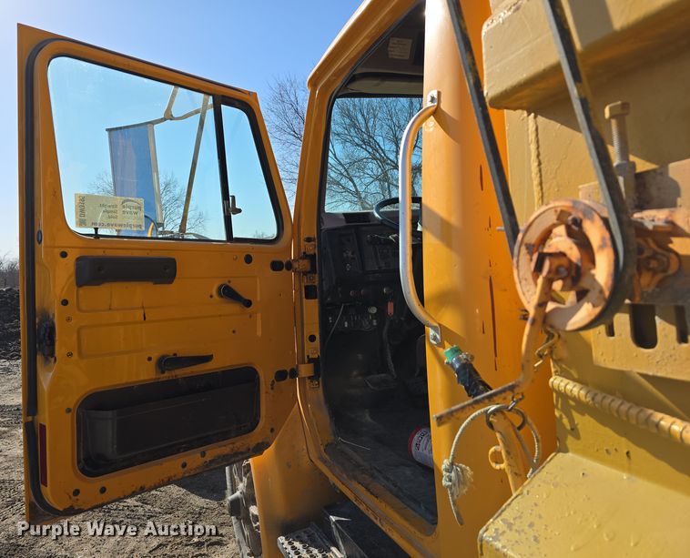 image for item DW3195 1995 International 4900 dump truck