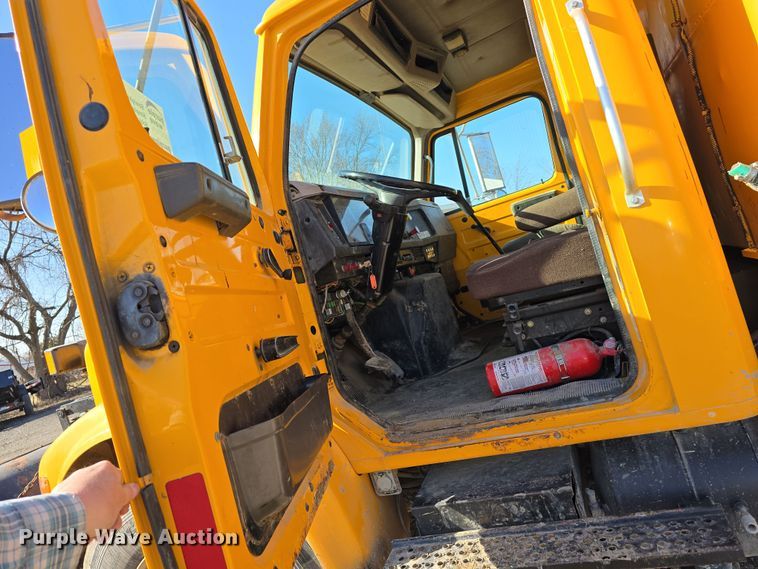 image for item DW3195 1995 International 4900 dump truck