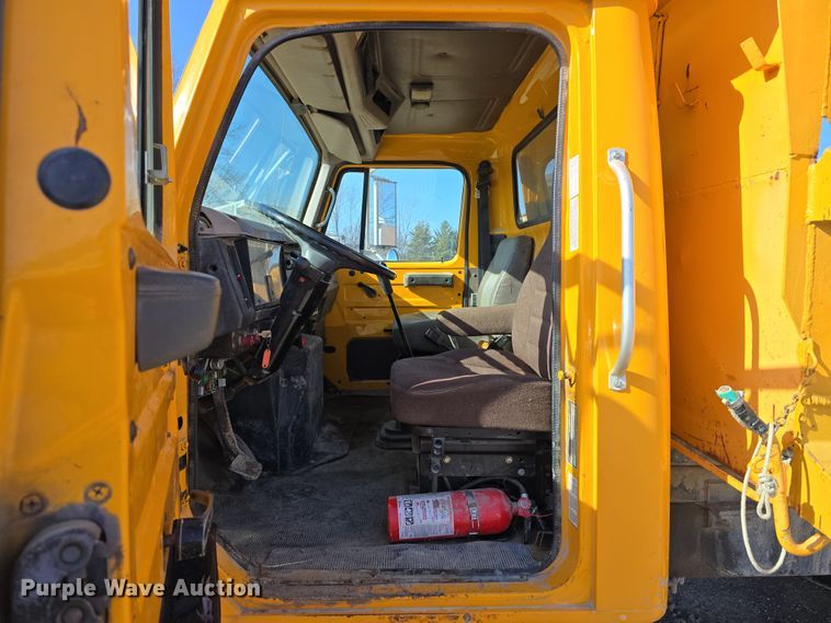 image for item DW3195 1995 International 4900 dump truck