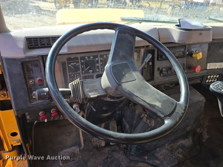 image for item DW3195 1995 International 4900 dump truck