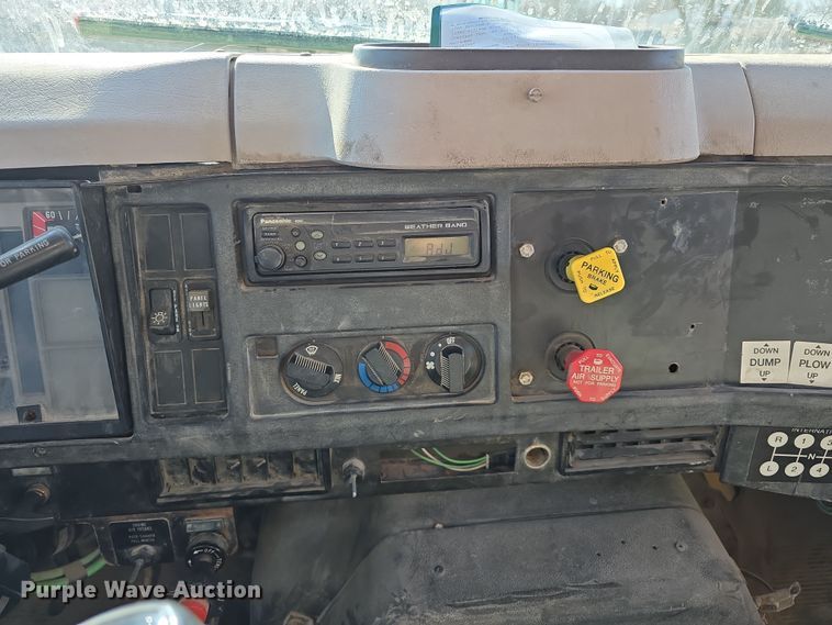 image for item DW3195 1995 International 4900 dump truck